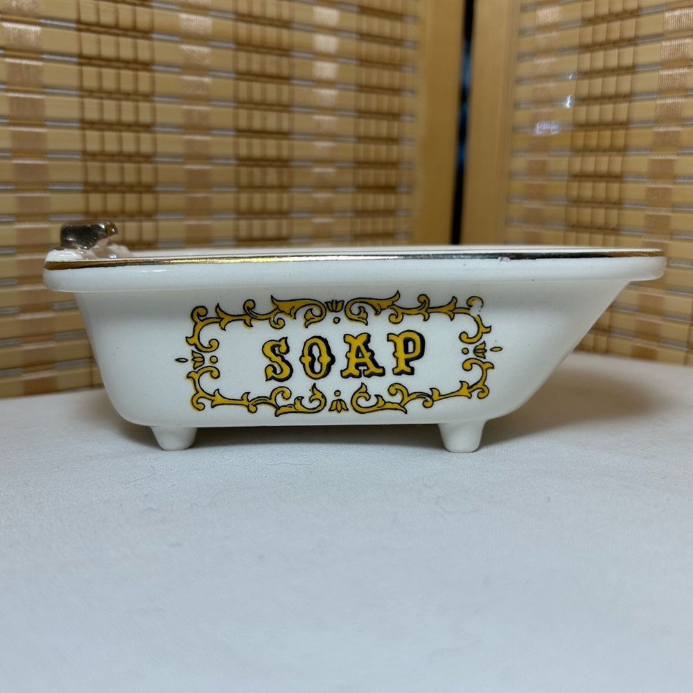 Vintage Style Soap Dish with Red Checkered Bathtub Design